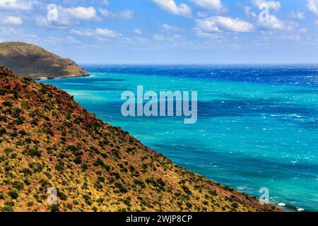 Mirador de la Amatista avec vue sur la côte rocheuse et la mer turquoise, côte à la Isleta, temps ensoleillé, ambiance lumineuse typique, Almeria, Cabo de Gata Banque D'Images