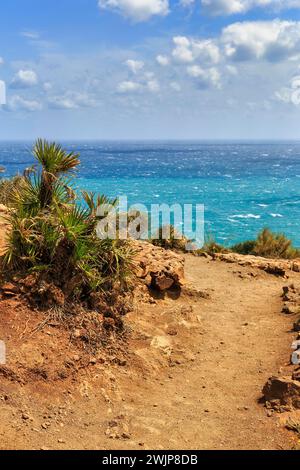 Sentier de randonnée au Mirador de la Amatista avec vue sur la mer turquoise, côte à la Isleta, temps ensoleillé, Almeria, Cabo de Gata, Cabo de Gata-Nijar Banque D'Images