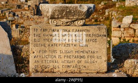 Ancienne tablette de pierre avec inscriptions grecques devant les ruines, site archéologique, Archea Korinthos, Corinthe, Péloponnèse, Grèce Banque D'Images