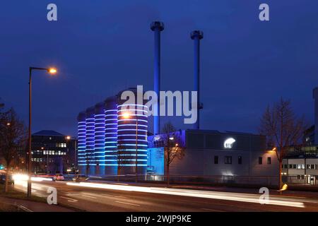 BTB Blockheizkraftwerks-Traeger- und Betreibergesellschaft mbH centrale combinée de production de chaleur et d'électricité. Les bandes lumineuses colorées autour de la chaleur combinée et Banque D'Images