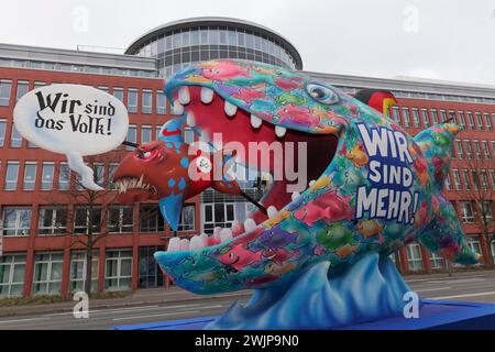 Nous sommes plus, gros poisson mange de petits poissons, devise flotter contre l'extrémisme de droite par Jacques Tilly, Rose Monday Parade Duesseldorf, Nord Banque D'Images