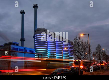 BTB Blockheizkraftwerks-Traeger- und Betreibergesellschaft mbH centrale combinée de production de chaleur et d'électricité. Les bandes lumineuses colorées autour de la chaleur combinée et Banque D'Images