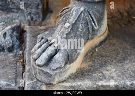 Gros plan de la base d'une ancienne statue de pierre, extérieur, Musée archéologique, Archea Korinthos, Corinthe, Péloponnèse, Grèce Banque D'Images