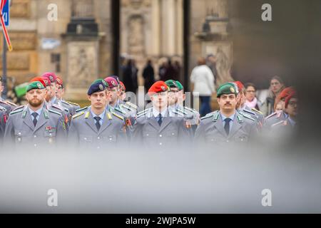 Appel public de l'école des officiers de l'armée sur la place du théâtre : la Bundeswehr honore et offre ses adieux aux jeunes soldats, Dresde, Saxe, Allemagne Banque D'Images