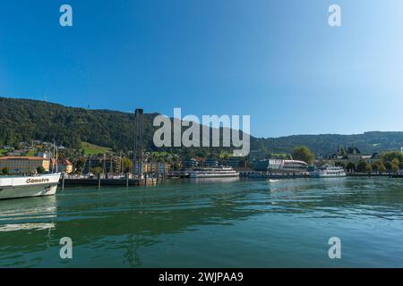 Bregenz sur le lac de Constance, port avec bateaux d'excursion, paysage urbain, Bregenzerwald, capitale du Voralberg, Autriche Banque D'Images