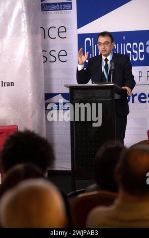 Genève, Suisse. 15 février 2024. Javaid Rehman, rapporteur spécial des Nations Unies sur la situation des droits de l'homme en Iran, prend la parole lors d'une audition de la société civile sur le massacre de prisonniers politiques en 1988. Une audition de la société civile sur le massacre de prisonniers politiques de 1988, organisée par Justice pour les victimes du massacre de 1988 en Iran (JVMI), a eu lieu au Club de la presse de Genève. (Photo de Siavosh Hosseini/SOPA images/Sipa USA) crédit : Sipa USA/Alamy Live News Banque D'Images