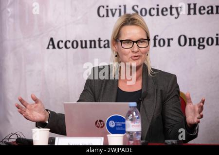 Genève, Suisse. 15 février 2024. Karen Smith, sous-secrétaire générale des Nations Unies et conseillère spéciale du secrétaire général des Nations Unies sur la responsabilité de protéger (2019-2021), prend la parole lors d'une audition de la société civile sur le massacre de prisonniers politiques en Iran en 1988. Une audition de la société civile sur le massacre de prisonniers politiques de 1988, organisée par Justice pour les victimes du massacre de 1988 en Iran (JVMI), a eu lieu au Club de la presse de Genève. (Photo de Siavosh Hosseini/SOPA images/Sipa USA) crédit : Sipa USA/Alamy Live News Banque D'Images