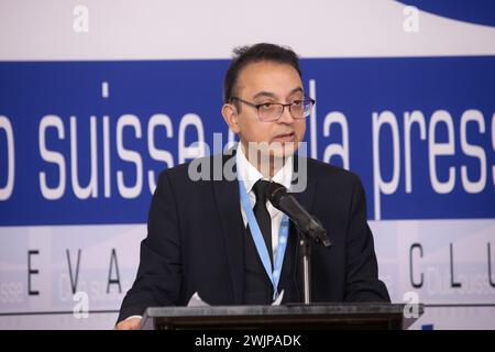 Genève, Suisse. 15 février 2024. Javaid Rehman, rapporteur spécial des Nations Unies sur la situation des droits de l'homme en Iran, prend la parole lors d'une audition de la société civile sur le massacre de prisonniers politiques en 1988. Une audition de la société civile sur le massacre de prisonniers politiques de 1988, organisée par Justice pour les victimes du massacre de 1988 en Iran (JVMI), a eu lieu au Club de la presse de Genève. (Photo de Siavosh Hosseini/SOPA images/Sipa USA) crédit : Sipa USA/Alamy Live News Banque D'Images