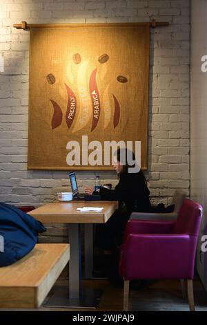 Londres, Royaume-Uni. 16 février 2024. Client prenant un verre à pret a manger à Orchard Street, Londres, Royaume-Uni. Crédit : Voir Li/Picture Capital/Alamy Live News Banque D'Images