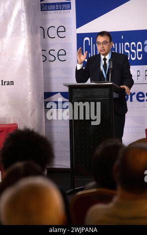 Genève, Suisse. 19 décembre 2023. Javaid Rehman, rapporteur spécial des Nations Unies sur la situation des droits de l'homme en Iran, prend la parole lors d'une audition de la société civile sur le massacre de prisonniers politiques en 1988. Une audition de la société civile sur le massacre de prisonniers politiques de 1988, organisée par Justice pour les victimes du massacre de 1988 en Iran (JVMI), a eu lieu au Club de la presse de Genève. (Crédit image : © Siavosh Hosseini/SOPA images via ZUMA Press Wire) USAGE ÉDITORIAL SEULEMENT! Non destiné à UN USAGE commercial ! Banque D'Images