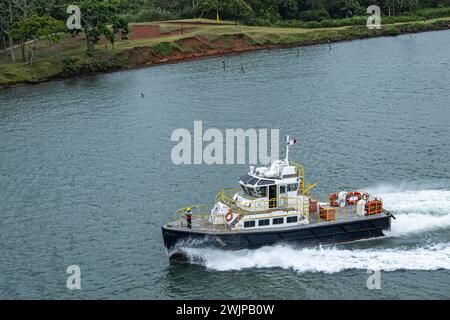 Canal de Panama, Panama - 24 juillet 2023 : gros plan, bateau-navette pilote devant les écluses de Gatun sur les eaux de l'Atlantique Banque D'Images