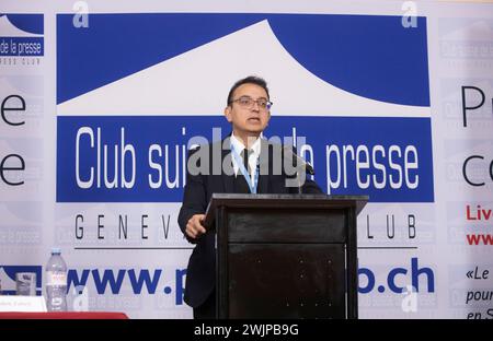 Genève, Suisse. 19 décembre 2023. Javaid Rehman, rapporteur spécial des Nations Unies sur la situation des droits de l'homme en Iran, prend la parole lors d'une audition de la société civile sur le massacre de prisonniers politiques en 1988. Une audition de la société civile sur le massacre de prisonniers politiques de 1988, organisée par Justice pour les victimes du massacre de 1988 en Iran (JVMI), a eu lieu au Club de la presse de Genève. (Crédit image : © Siavosh Hosseini/SOPA images via ZUMA Press Wire) USAGE ÉDITORIAL SEULEMENT! Non destiné à UN USAGE commercial ! Banque D'Images