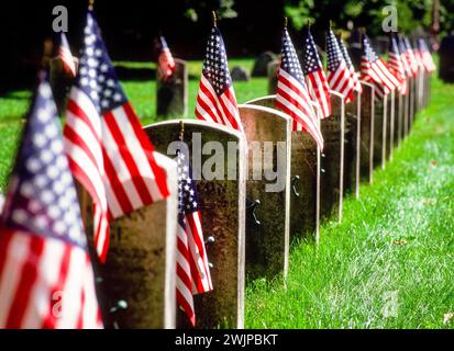 Pierres tombales de vétérans de la guerre révolutionnaire à Hamilton, Massachusetts le jour du souvenir 2010 - États-Unis Banque D'Images