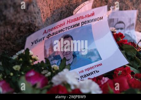 Prog Pétersbourg, Russie. 16 février 2024. Vue des portraits d'Alexei Navalny au monument cimetières des victimes de la répression politique après la mort de sa mort à Pétersbourg. Crédit : SOPA images Limited/Alamy Live News Banque D'Images