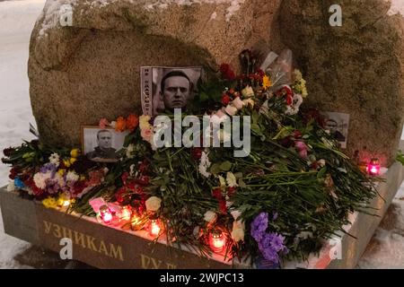 Prog Pétersbourg, Russie. 16 février 2024. Vue des portraits d'Alexei Navalny au monument cimetières des victimes de la répression politique après la mort de sa mort à Pétersbourg. Crédit : SOPA images Limited/Alamy Live News Banque D'Images