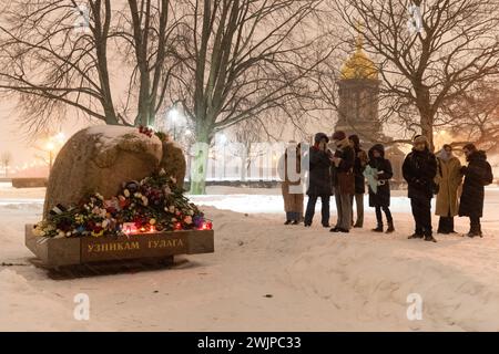 Prog Pétersbourg, Russie. 16 février 2024. Les gens pleurent devant le monument cimetière des victimes de la répression politique après la mort de l'homme politique de l'opposition Alexei Navalny à Pétersbourg. Crédit : SOPA images Limited/Alamy Live News Banque D'Images