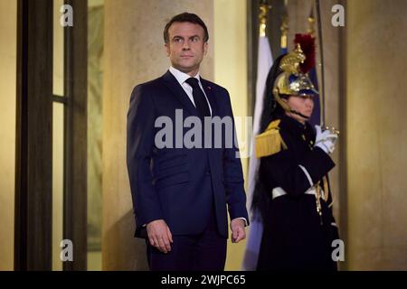 Paris, France. 16 février 2024. Le président français Emmanuel Macron attend l'arrivée du président ukrainien Volodymyr Zelenskyy devant le palais de l'Élysée, le 16 février 2024 à Paris, en France. Crédit : Pool photo/Bureau de presse présidentiel ukrainien/Alamy Live News Banque D'Images