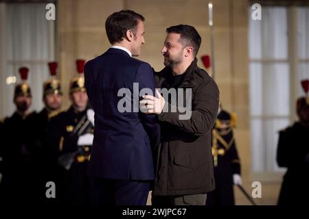 Paris, France. 16 février 2024. Le président français Emmanuel Macron, à gauche, embrasse le président ukrainien Volodymyr Zelenskyy, à droite, à son arrivée au Palais de l'Elysée, le 16 février 2024 à Paris, France. Crédit : Pool photo/Bureau de presse présidentiel ukrainien/Alamy Live News Banque D'Images