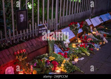 Den Haag, Hollande méridionale, pays-Bas. 16 février 2024. Des fleurs et des bougies sont posées devant un hommage à ALEXEY NAVALNY. Le 16 février 2024, des dizaines de personnes en deuil, tenant des pancartes, des portraits, et des bougies, rassemblées devant l'ambassade de Russie pour honorer NAVALNY. (Crédit image : © James Petermeier/ZUMA Press Wire) USAGE ÉDITORIAL SEULEMENT! Non destiné à UN USAGE commercial ! Banque D'Images