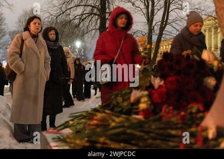 Prog Pétersbourg, Russie. 16 février 2024. Les gens pleurent devant le monument cimetière des victimes de la répression politique après la mort de l'homme politique de l'opposition Alexei Navalny à Pétersbourg. (Photo par Andrei Bok/SOPA images/SIPA USA) crédit : SIPA USA/Alamy Live News Banque D'Images