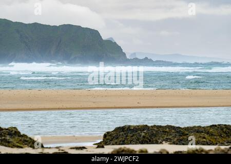 Five Finger Strand, l'une des plages les plus célèbres d'Inishowen connue pour son sable immaculé et sa côte rocheuse environnante avec certaines des plus hautes s. Banque D'Images