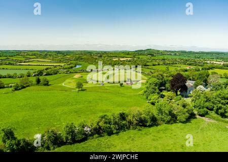 Vue aérienne de Knowth, le monument antique le plus grand et le plus remarquable d'Irlande. Tombes de passage préhistoriques spectaculaires, partie du patrimoine mondial Banque D'Images