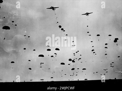 British Airborne Troops Stage 'Invastion' --- le ciel s'est rempli d'avions et de parachutistes larguant, de fournitures et d'équipement pendant l''invasion' par Red Davils de la division aéroportée à Netheravon aujourd'hui. Le maréchal Lord Montgomery et Lord Tedder, chefs de l'armée britannique et des forces aériennes, ont assisté aujourd'hui à la poursuite d'une démonstration d'atterrissage rapide à Netheravon, Wiltshire. Les troupes de la célèbre 6e division aéroportée ont été engagées dans l'action, qui a été appelée «opération Longstoo». 23 septembre 1947. (Photo Fox photos). Banque D'Images