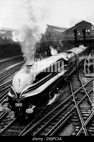 Des experts allemands participent à l'essai longue distance de Giant New L.M.S. ***** Loco -- le train avec le moteur "Duchesse de Gloucester" quittant Euston ce matin. Quinze experts ferroviaires allemands - hauts fonctionnaires de la Reichsbahn - voient par eux-mêmes cette semaine les derniers développements dans la conception des locomotives britanniques. Ils ont quitté Euston Station ce matin pour Glasgow en tant que membres d'un groupe de 120 experts en locomotive participant à la réunion d'été de l'institution of locomotive Engineers. Le train est tiré par la locomotive géante New L.M.S. **** et ce voyage est un oppor ... Banque D'Images