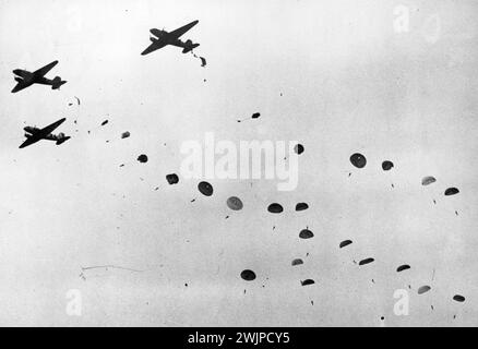 Les parachutistes manifestent pour le premier ministre et l'artisanat de l'air français - parachutistes alors qu'ils descendaient de trois Dakotas du Royal Air Force transport Command pendant l'exposition. Quinze hommes entièrement squipés, tous instructeurs de l'école de formation de parachutistes No.1, ont sauté de chaque avion à 700 pieds au-dessus du niveau du sol et ont atterri sur l'aérodrome. Le premier ministre britannique, M. Clement Attlee, était accompagné par des experts aériens britanniques et français - dont le général J.L Piollet, chef d'état-major de l'air de France - lorsqu'il assistait à une démonstration aérienne par avion des commandements de Homs, Royal Air Force, au Royal ... Banque D'Images