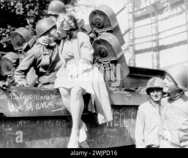 Accueilli à Liège avec un baiser - le Pvt Kabe Quinn, de Louisville, Miss., est embrassé par une jeune fille belge alors que son unité entrait à Liège pour libérer la ville des Allemands. 18 septembre 1944. (Photo de AP Wirephoto). Banque D'Images