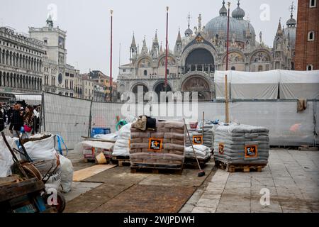 Venise, Italie. 8 février 2024. Vue sur les travaux de rénovation chez assuré Place Marc (Piazza San Marco) à Venise. Le phénomène de marée ''Acqua Alta'' (montée des eaux) qui provoque la submersion d'une partie plus ou moins importante de la place Saint Marc à Venise provoque des dégâts. (Crédit image : © Denis Thaust/SOPA images via ZUMA Press Wire) USAGE ÉDITORIAL SEULEMENT! Non destiné à UN USAGE commercial ! Banque D'Images