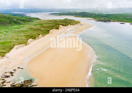 Five Finger Strand, l'une des plages les plus célèbres d'Inishowen connue pour son sable immaculé et sa côte rocheuse environnante avec certaines des plus hautes s. Banque D'Images