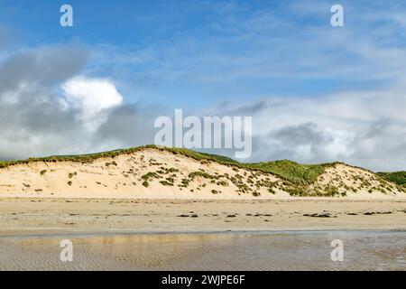 Five Finger Strand, l'une des plages les plus célèbres d'Inishowen connue pour son sable immaculé et sa côte rocheuse environnante avec certaines des plus hautes s. Banque D'Images