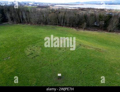 Vue aérienne par drone du fortlet romain de Kinneil, Kennel Estate, Bo'Nness, Écosse. Banque D'Images