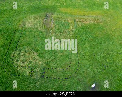 Vue aérienne par drone du fortlet romain de Kinneil, Kennel Estate, Bo'Nness, Écosse. Banque D'Images