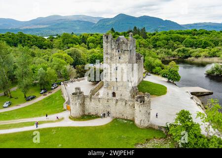 Vue aérienne du château de Ross, maison-tour du XVe siècle et donjon au bord du Lough Leane, dans le parc national de Killarney, comté de Kerry, Irlande. Banque D'Images