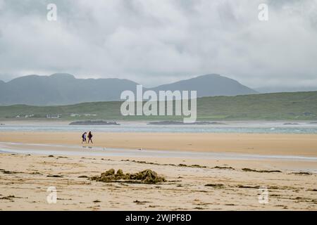 Five Finger Strand, l'une des plages les plus célèbres d'Inishowen connue pour son sable immaculé et sa côte rocheuse environnante avec certaines des plus hautes s. Banque D'Images