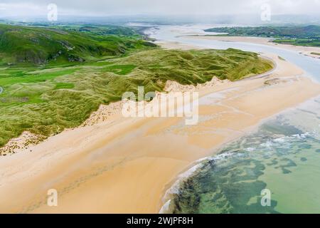 Five Finger Strand, l'une des plages les plus célèbres d'Inishowen connue pour son sable immaculé et sa côte rocheuse environnante avec certaines des plus hautes s. Banque D'Images