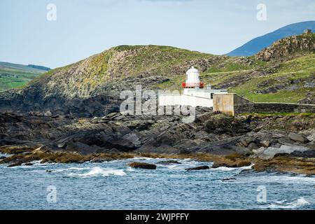 Belle vue de Valentia Island Lighthouse à Cromwell Point. Endroits à visiter sur la façon sauvage de l'Atlantique. Scenic a permis irlandais sur sunny su Banque D'Images