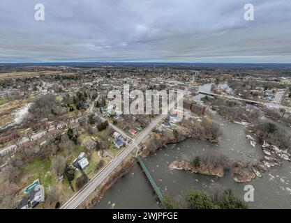 Image aérienne hivernale de Canton, NY dans le comté de St Lawrence, par un après-midi nuageux. Banque D'Images