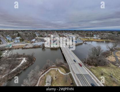 Image aérienne hivernale de Canton, NY dans le comté de St Lawrence, par un après-midi nuageux. Banque D'Images