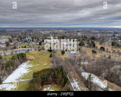 Image aérienne hivernale de Canton, NY dans le comté de St Lawrence, par un après-midi nuageux. Banque D'Images