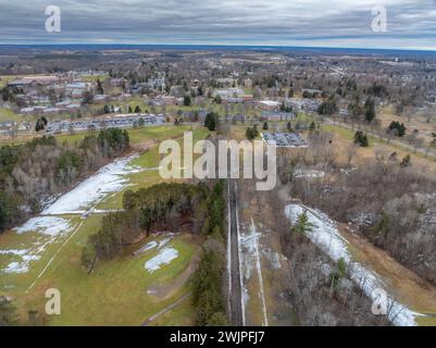 Image aérienne hivernale de Canton, NY dans le comté de St Lawrence, par un après-midi nuageux. Banque D'Images