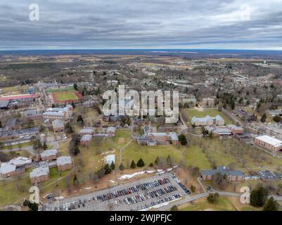 Image aérienne hivernale de Canton, NY dans le comté de St Lawrence, par un après-midi nuageux. Banque D'Images