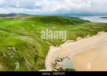 Five Finger Strand, l'une des plages les plus célèbres d'Inishowen connue pour son sable immaculé et sa côte rocheuse environnante avec certaines des plus hautes s. Banque D'Images