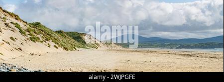 Five Finger Strand, l'une des plages les plus célèbres d'Inishowen connue pour son sable immaculé et sa côte rocheuse environnante avec certaines des plus hautes s. Banque D'Images