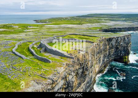 Vue aérienne de Dun Aonghasa ou Dun Aengus , le plus grand fort en pierre préhistorique des îles d'Aran, attraction touristique populaire, importante archéologique Banque D'Images