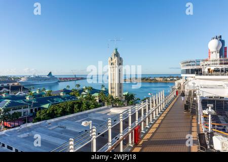 La tour Aloha et le front de mer du navire de croisière Cunard Queen Victoria accosté à Honolulu, Oahu, Hawaï, États-Unis d'Amérique Banque D'Images