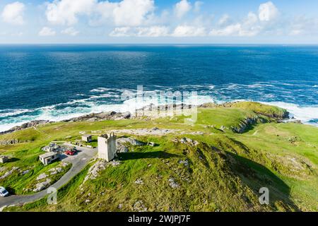 Vue aérienne de la couronne de Banba, joyau emblématique de Malin Head, point le plus au nord de l'Irlande, célèbre Wild Atlantic Way, spectaculaire route côtière. Merveilles de Banque D'Images