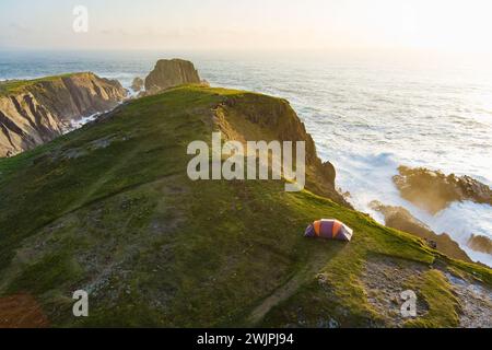 Tente de camping sur la falaise à Scheildren, paysage le plus emblématique et photographié à Malin Head, Wild Atlantic Way, spectaculaire route côtière. Merveilles o Banque D'Images